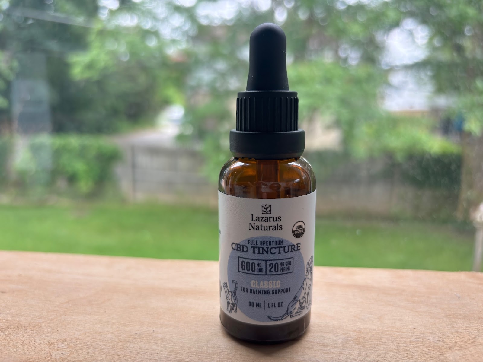 Το Lazarus Naturals πλήρες φάσμα CBD βάμπτο για κατοικίδια τοποθετημένα σε ένα παράθυρο, έτοιμο για καθημερινή χρήση.